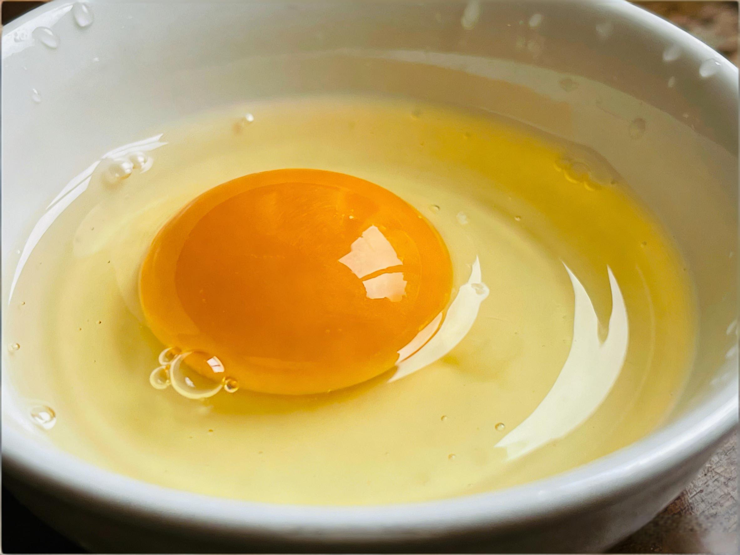 鸡蛋容易散黄、腥味重？养鸡人可通过稀世宝得到解决