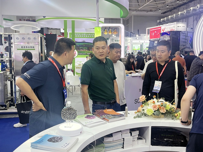 服务团队倾听客户需求