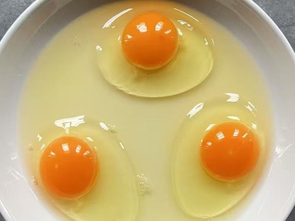 蛋黄颜色浅怎么办？试试天然叶黄素饲料添加剂
